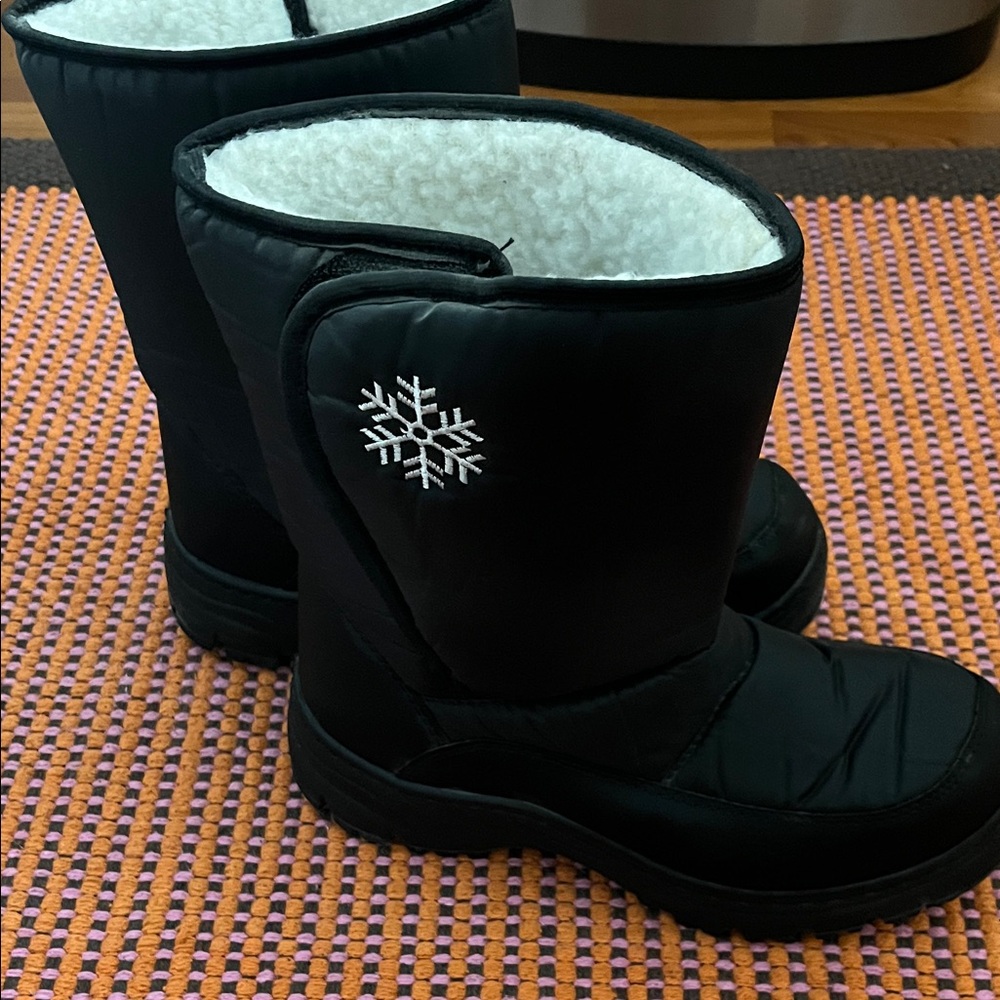 Black snow boots